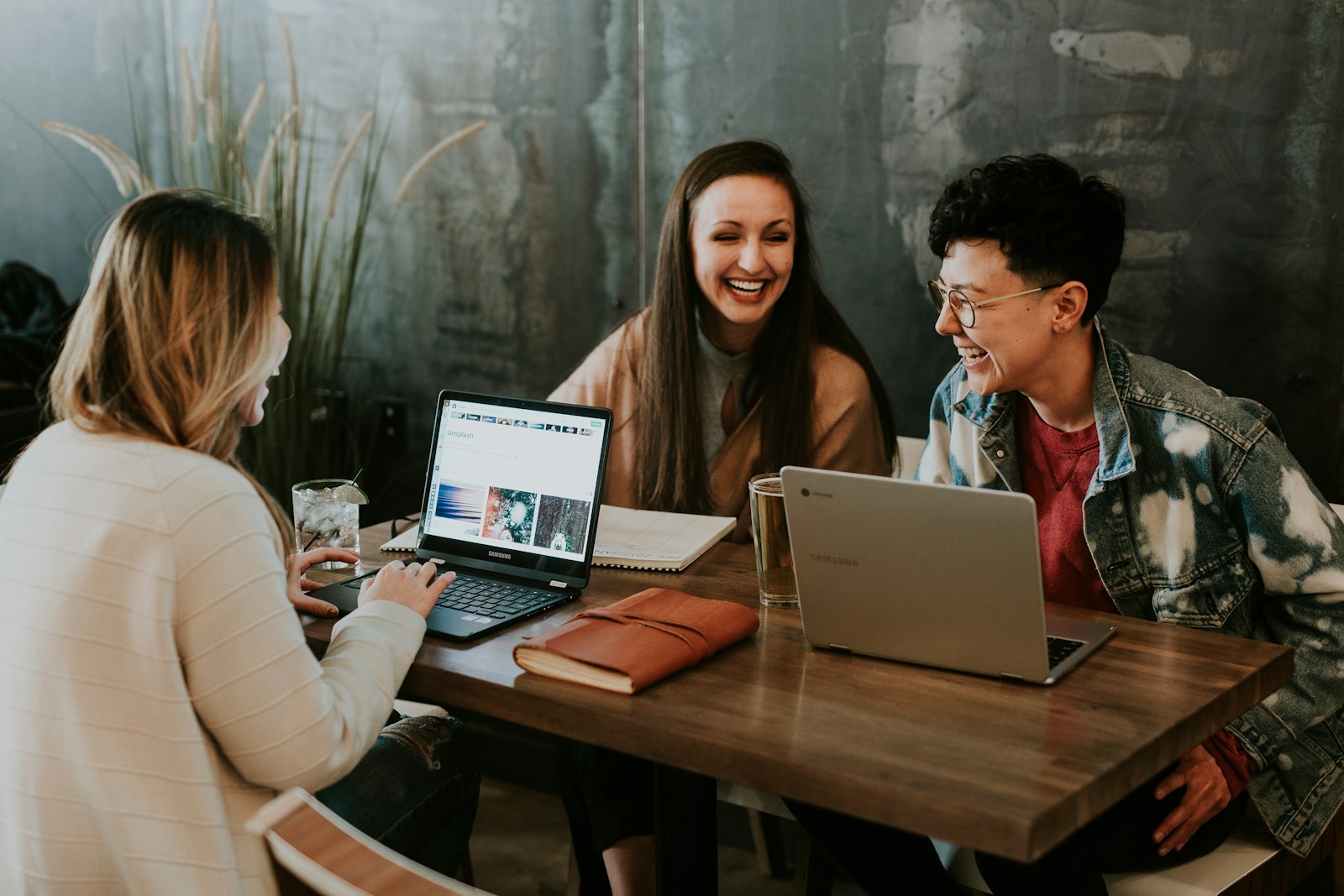 Personas conversando y aprendiendo juntas alrededor de una mesa